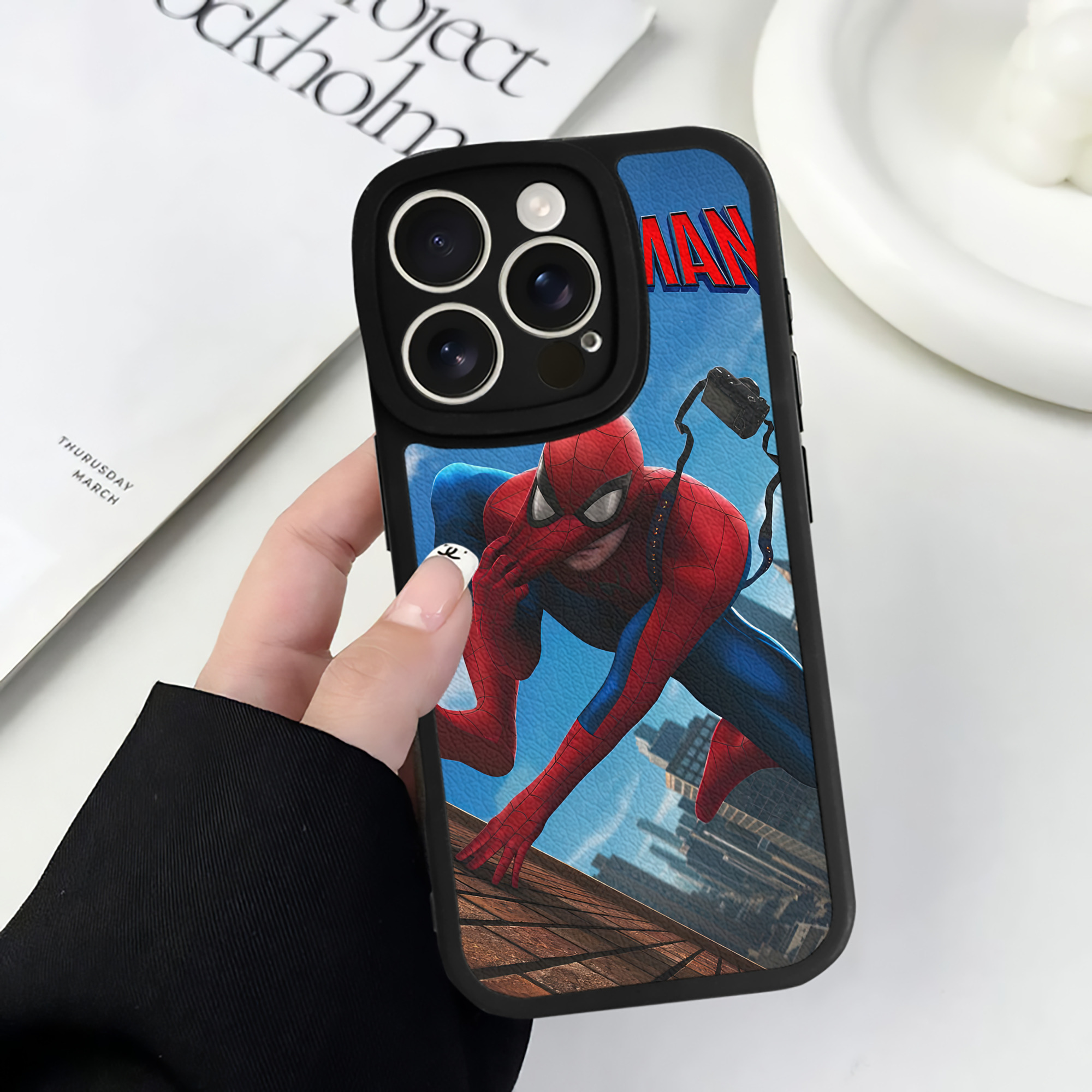 Spider Man スパイダーマン 【iPhone 16シリーズ対応】シリコンスマホケース（レザー調） 材質：シリコン